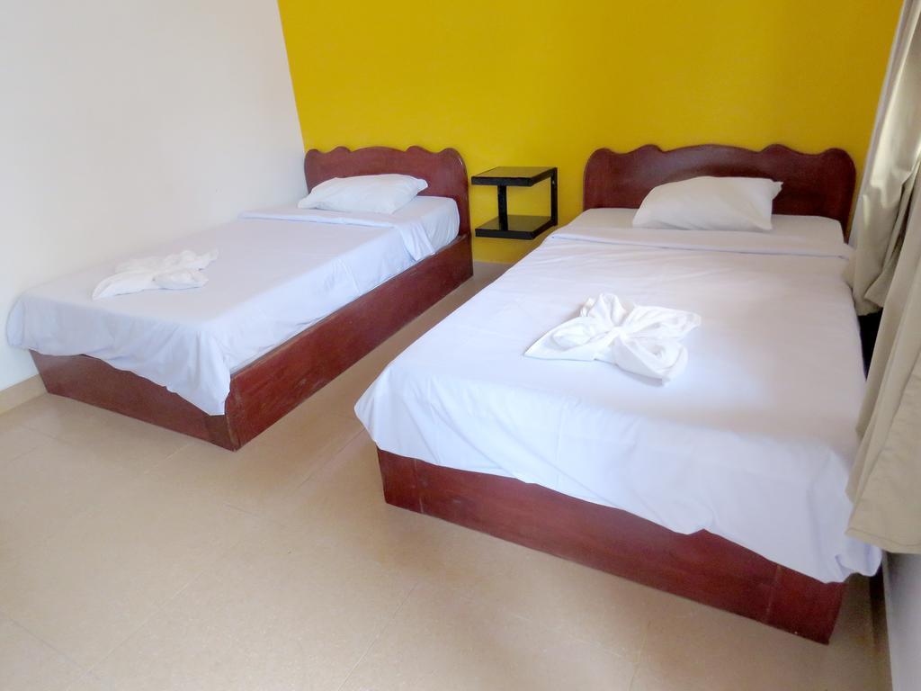 Invito Guesthouse Сиануквиль Экстерьер фото