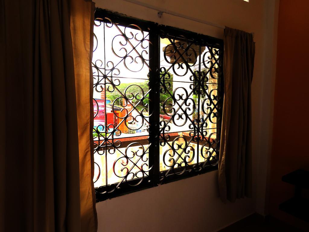 Invito Guesthouse Сиануквиль Экстерьер фото
