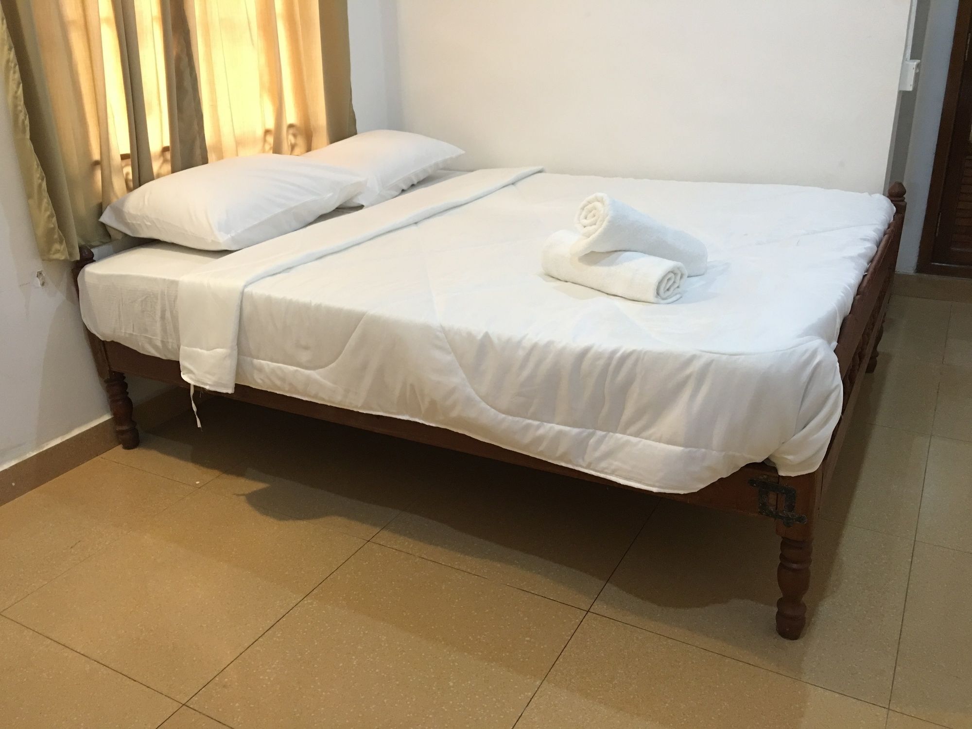 Invito Guesthouse Сиануквиль Экстерьер фото