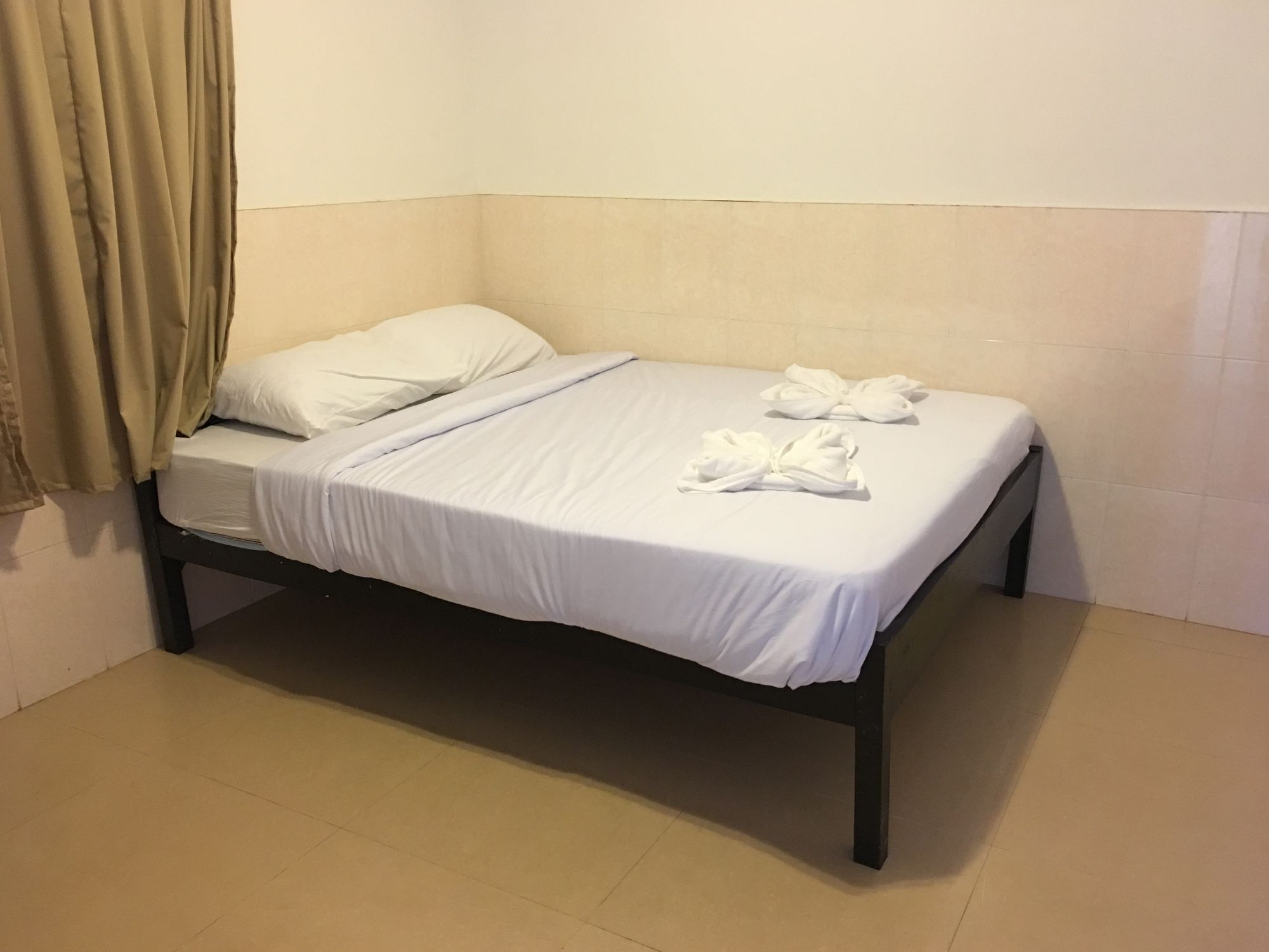 Invito Guesthouse Сиануквиль Экстерьер фото